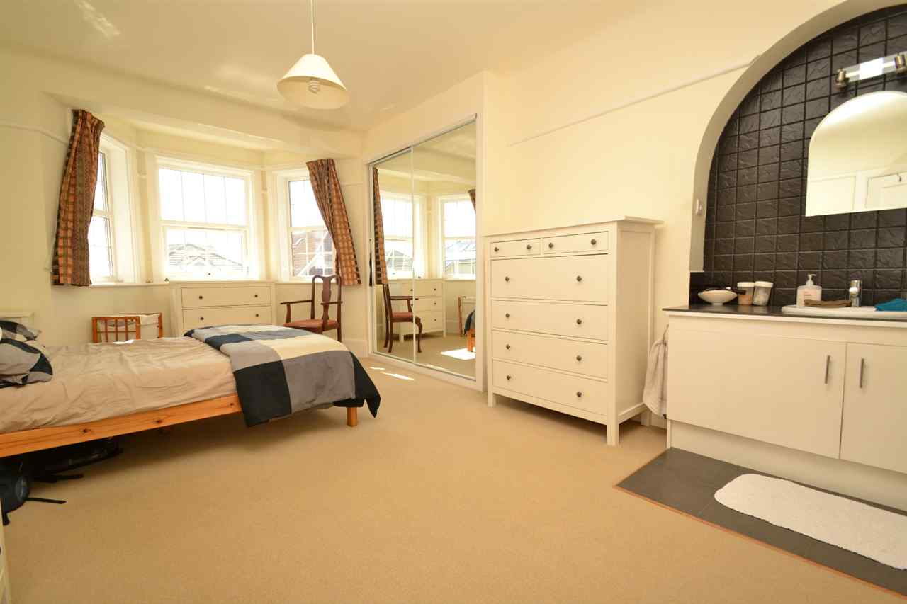 resized-2349823-bed 2 small.JPG